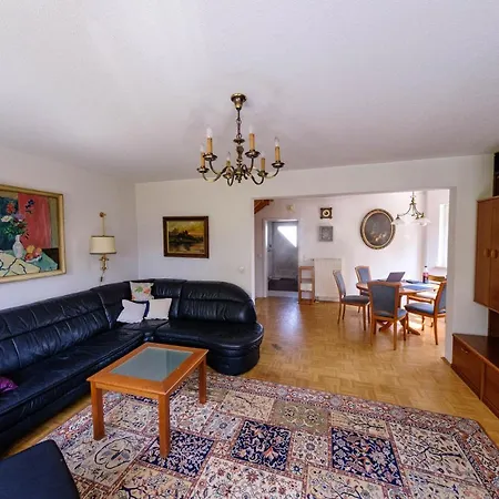 Holiday home Ganzes Haus Mobliert Mu-lerchenau Munich